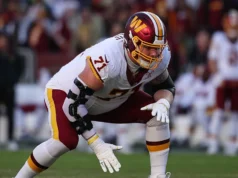 Comandante, OL Andrew Wylie concordou com um contrato de dois anos