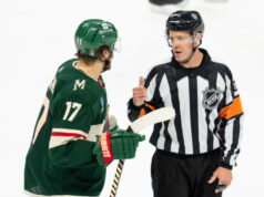 Árbitro do jogo da medalha de ouro do hóquei olímpico EUA x Canadá 2026