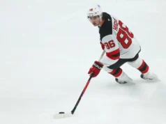 O herói olímpico Jack Hughes é aplaudido de pé no jogo Pens-Devils em Pittsburgh