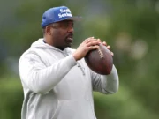 O técnico do Seahawks WRs, Frisman Jackson, é entrevistado para o cargo no Raiders OC