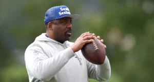 O técnico do Seahawks WRs, Frisman Jackson, é entrevistado para o cargo no Raiders OC