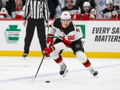 O herói olímpico Jack Hughes foi aplaudido de pé pela multidão de Pittsburgh