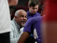 Kansas State demite o técnico de basquete Jerome Tang, dias depois de os fãs colocarem sacolas na cabeça