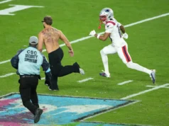 Os fãs em campo interromperam brevemente o jogo no Super Bowl 60