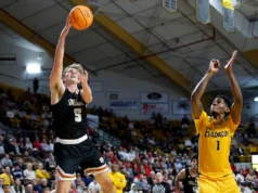 O número 21 de Miami (Ohio) derrotou o Western Michigan por 69-67 para permanecer o único time invicto da Divisão I.
