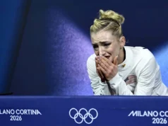 Amber Glenn chora depois de competir no programa curto feminino nos Jogos Olímpicos de Inverno de 2026