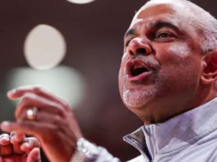 Kansas State demite o técnico de basquete Jerome Tang, dias depois de os fãs colocarem sacolas na cabeça