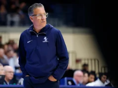 Steve Lavine como técnico de basquete de San Diego após uma largada de 11 a 17, três temporadas de derrotas