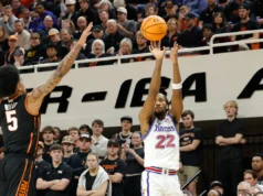 A estrela do primeiro ano, Darrin Peterson, explode quando o número 8 do Kansas ultrapassa o estado de Oklahoma por 81-69
