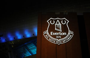 Everton mira no veterano zagueiro por transferência gratuita: ele resolverá os reais problemas defensivos dos Toffees?