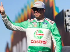 Brad Keselowski foi liberado para correr na Daytona 500 de abertura da temporada da NASCAR depois de sofrer uma fratura na perna direita