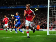 Vestindo a camisa do Barça em loja do Real: ex-astro do Arsenal brincando com fogo