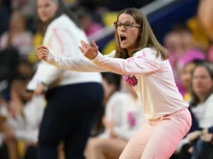 Syla Swords marca 24, nº 7 Michigan vence nº 13 Michigan State por 86-65 para varrer a série da temporada