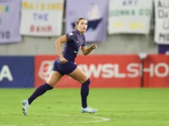 A internacional neozelandesa Millie Clegg compete com o Racing Louisville