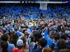 O técnico do Duke, John Scheier, disse que o membro da equipe que deu um soco na quadra da Carolina do Norte durante a tempestade está melhor