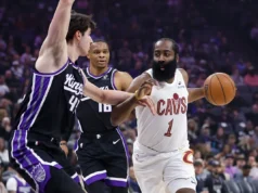 James Harden marca 23 pontos com alguns arremessos de 3 pontos para vencer Kings no primeiro jogo com Cavaliers