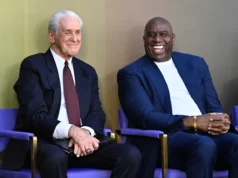 Lakers homenageiam Pat Riley com estátua ao lado de Magic Johnson, Kareem Abdul-Jabbar, jogo do Celtics na cerimônia do intervalo