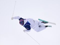 Esquiadores olímpicos aperfeiçoam suas habilidades em trampolins