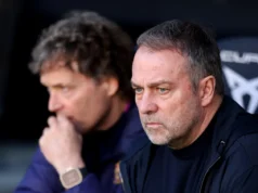 O técnico do Barcelona, Hansi Flick, lamenta a decisão do árbitro durante a vitória do Mallorca