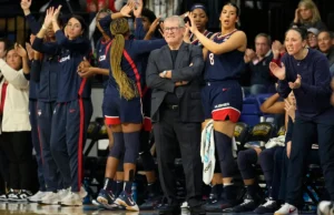 Fudge e Strong lideram o número 1 da UConn à sua 43ª vitória consecutiva sobre Marquette por 71-56.
