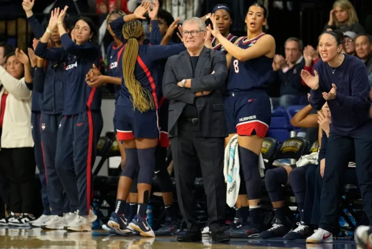Fudge e Strong lideram o número 1 da UConn à sua 43ª vitória consecutiva sobre Marquette por 71-56.