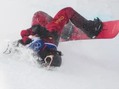 Snowboarder chinês em maca após queda assustadora nas Olimpíadas