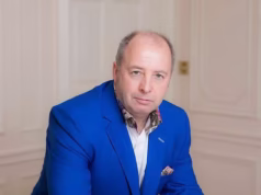 Um magnata do setor imobiliário de TV que já ostentava um império de £ 30 milhões foi proibido de entrar em contato com sua ex-mulher depois que um tribunal soube que ela agora está sem um tostão e morando com um amigo.