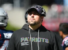 Os Patriots supostamente promoveram Zach Kuhr a coordenador defensivo nesse ínterim, depois de correr para o Super Bowl.