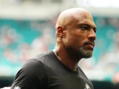 Anthony Weaver promete “60 minutos de inferno” para a defesa dos Ravens