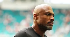 Anthony Weaver promete “60 minutos de inferno” para a defesa dos Ravens