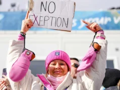 Annika Malasinski protestou contra a exclusão das mulheres dos eventos olímpicos de inverno depois de assistir seu irmão competir