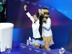 Amy Nakai e Alyssa Liu se abraçam após receberem medalhas nas Olimpíadas de Inverno