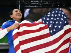 Elena Meyers Taylor, dos EUA, ganha dramática medalha de ouro no monobob, sua companheira de equipe Kelly Humphries ganha bronze