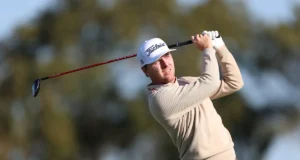 O jogador de golfe do PGA Tour puxa Randy Johnson em um pobre passarinho desavisado