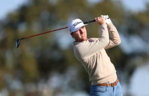 O jogador de golfe do PGA Tour puxa Randy Johnson em um pobre passarinho desavisado