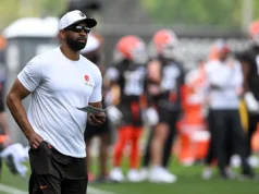 Agência gratuita da Browns NFL: o GM Andrew Berry deveria assinar? Pese os fãs