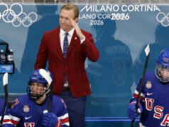 As lágrimas de alegria do técnico dos EUA resumem perfeitamente a conquista da medalha de ouro no hóquei feminino sobre o Canadá