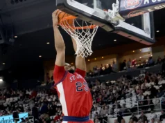 O número 17 St. John’s e Providence brigaram e seis jogadores foram expulsos.