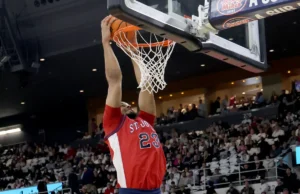 O número 17 St. John’s e Providence brigaram e seis jogadores foram expulsos.
