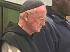 Monge católico que enviou fotos suas nuas para uma turista não será processado depois que as imagens foram consideradas ‘espirituais’