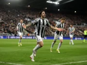 A dupla do Newcastle ‘se adiantou’ e marcou um gol madrugador contra o Qarabag na ausência de Guimarães