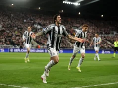 A dupla do Newcastle ‘se adiantou’ e marcou um gol madrugador contra o Qarabag na ausência de Guimarães