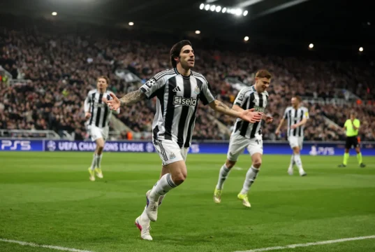 A dupla do Newcastle ‘se adiantou’ e marcou um gol madrugador contra o Qarabag na ausência de Guimarães