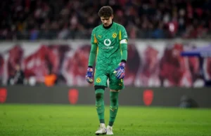 “Estou incrivelmente triste” – Kobel culpa pênalti pela saída do Dortmund da Liga dos Campeões