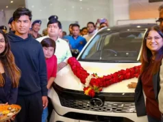 Após um prêmio de Rs 50 lakh do ministro-chefe de Bihar, Vaibhav Suryavanshi, de 14 anos, mostra um carro novo no valor de Rs 22 lakh