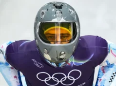 O atleta ucraniano Vladislav Herskevich treina novamente com capacete proibido, apesar da decisão do COI