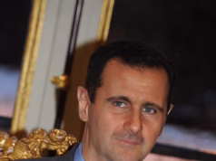 O presidente Assad era “obcecado por sexo e tinha uma amante que até lhe arranjava esposas de altos funcionários antes de ordenar o seu assassinato”.