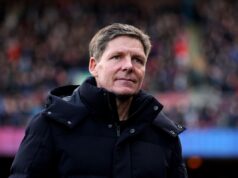 Oliver Glassner fala com Michael Carrick sobre o papel do Man Utd