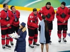 Sidney Crosby reage após vitória da equipe dos EUA sobre o Canadá, após perder o jogo devido a uma lesão