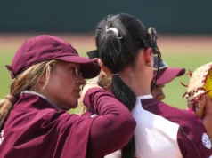 Texas A&M HC Trisha Ford e Lessentine conversam após a derrota para a Texas Tech